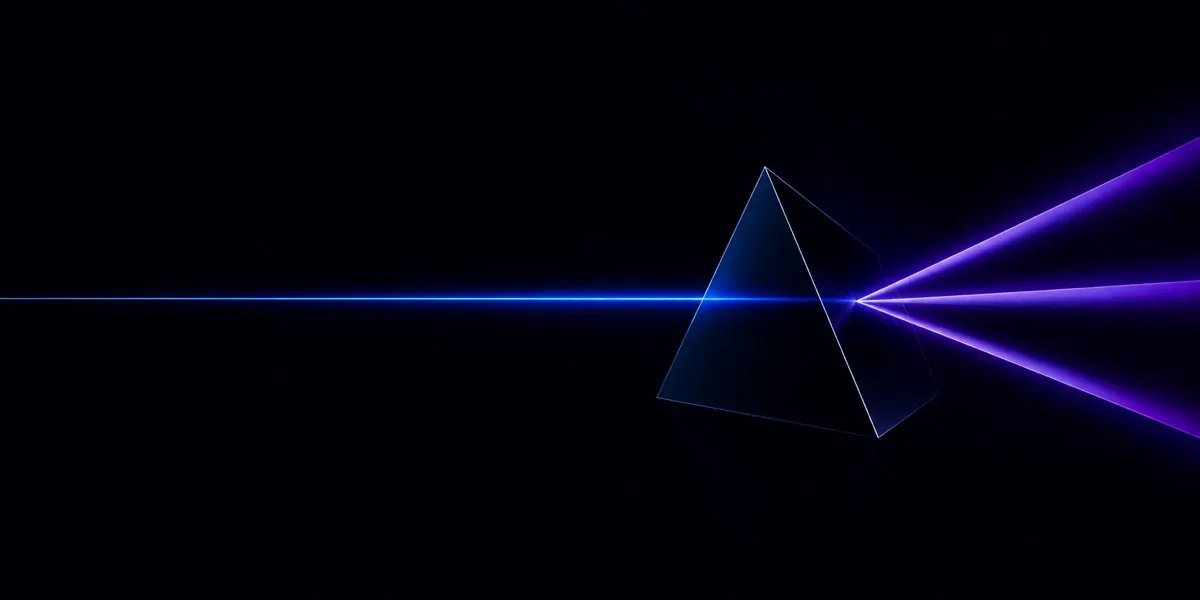 Ein blauer Lichtstrahl fällt durch ein Prisma und teilt sich in drei violette Strahlen